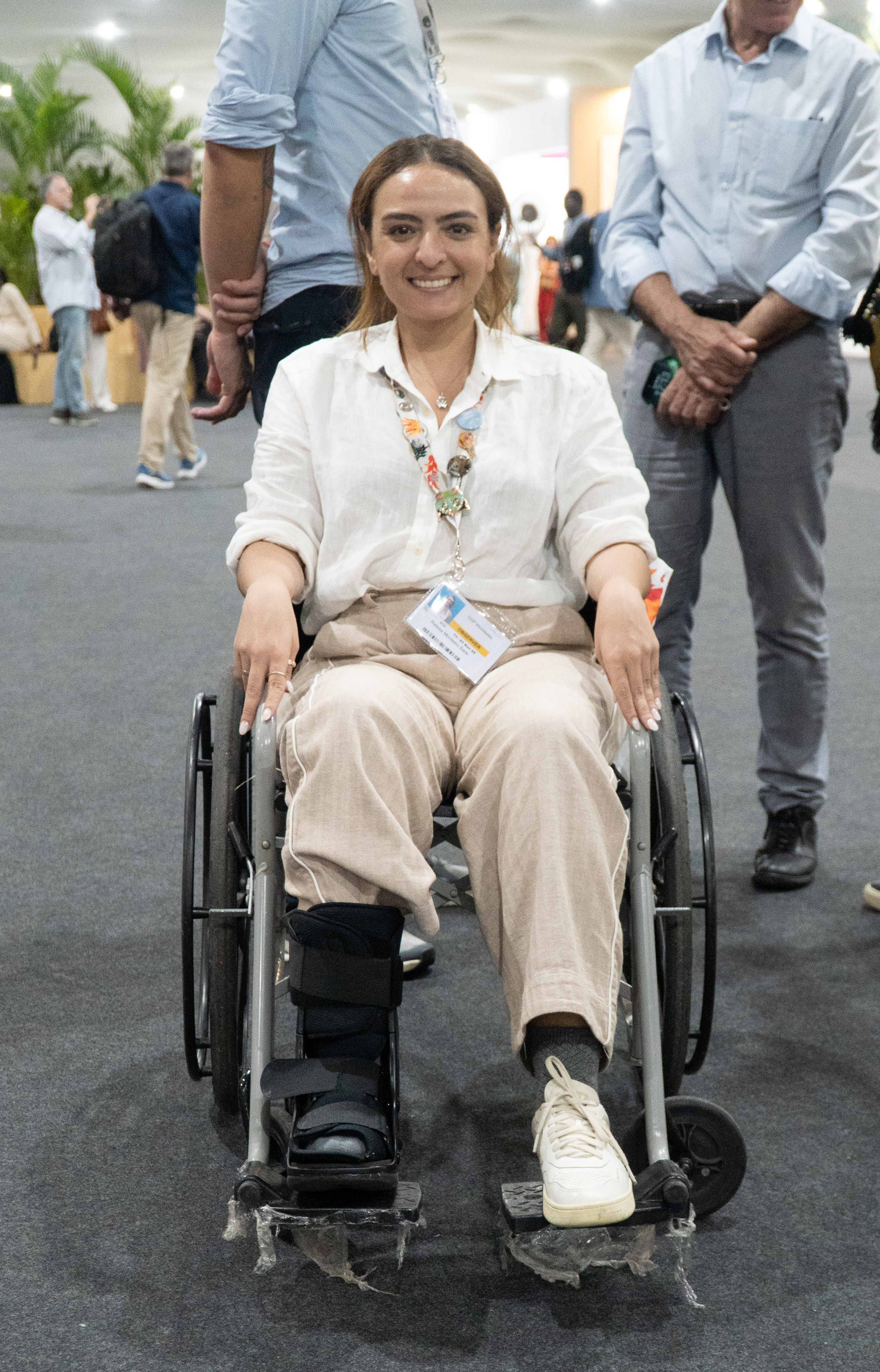 Raíssa Campos fue una de las participantes que utilizó el servicio de préstamo de silla de ruedas. Foto: Carlos Tavares/COP30