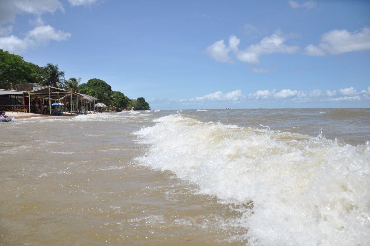 Known for its lively waves, Vai-Quem-Quer Beach is one of Cotijuba Island’s most popular destinations, offering excellent restaurants. Photo: Getty Images / Carlos Macapuna