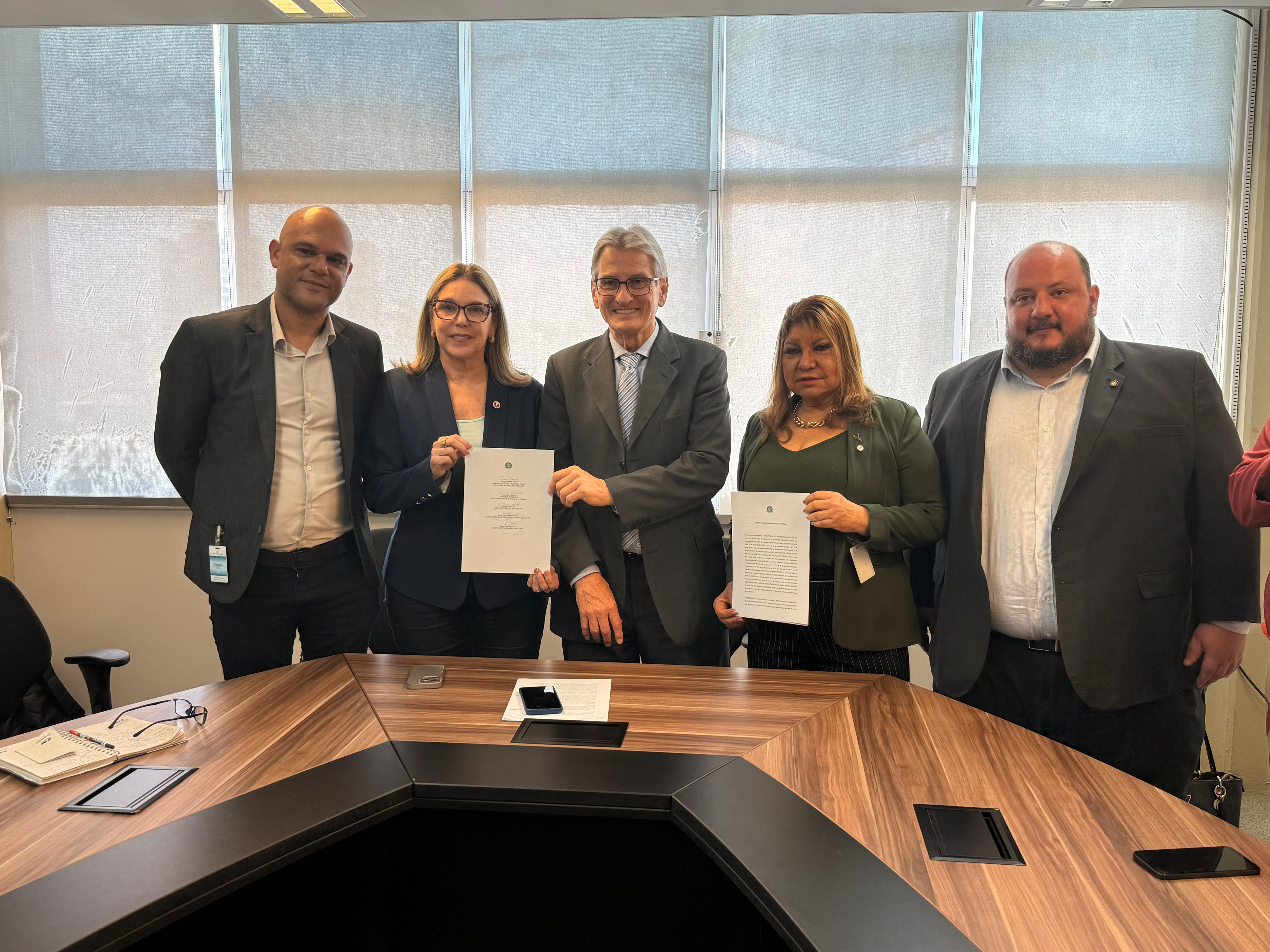 Estiveram presente na assinatura do Termo de Compromisso o secretário Extraordinário para a COP30, Valter Correia; Aldo Valenim, do Ministério do Turismo; Elizabeth Grunvald, presidente da Associação Comercial do Pará; Maria Luísa Carneiro, presidenta do CRECI, 12ª região; e Ricardo Suppion, Chefe de Gabinete da Senacon/MJ | Foto: Divulgação