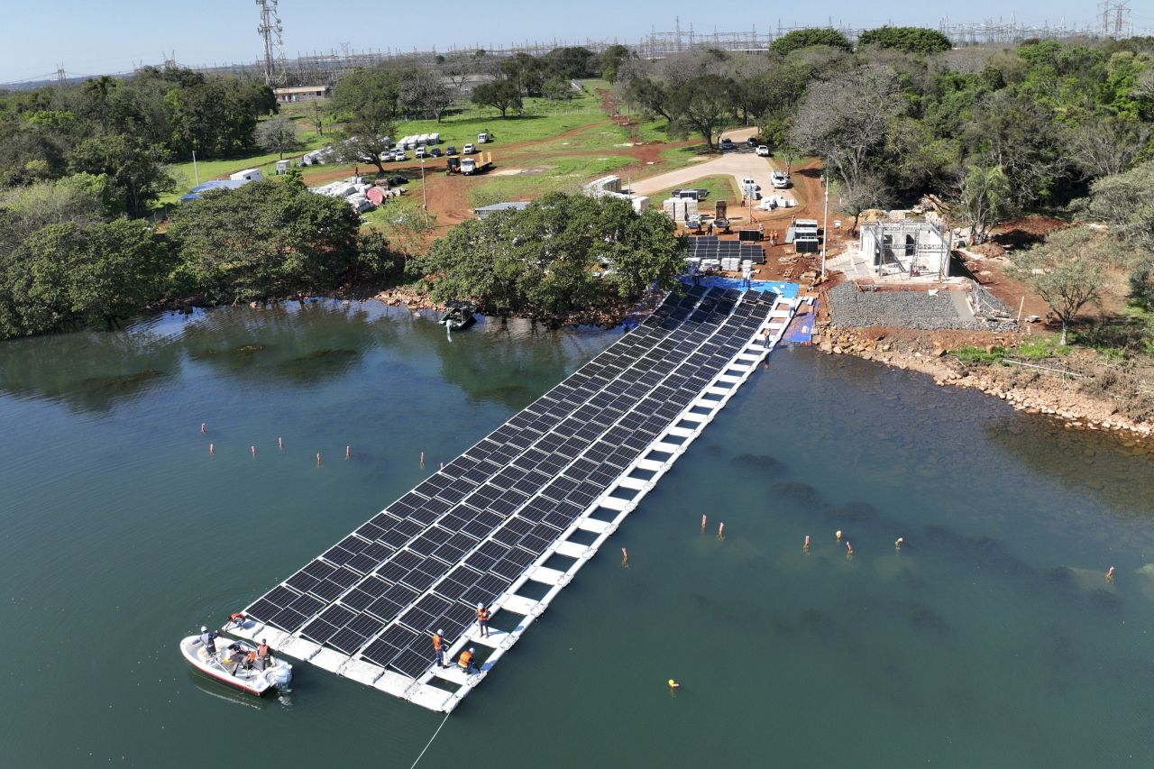 Usina solar flutuante tem objetivo de gerar energia limpa para o consumo da própria hidrelétrica. Foto: Elder Alejandro Baez Flores/Itaipu Binacional