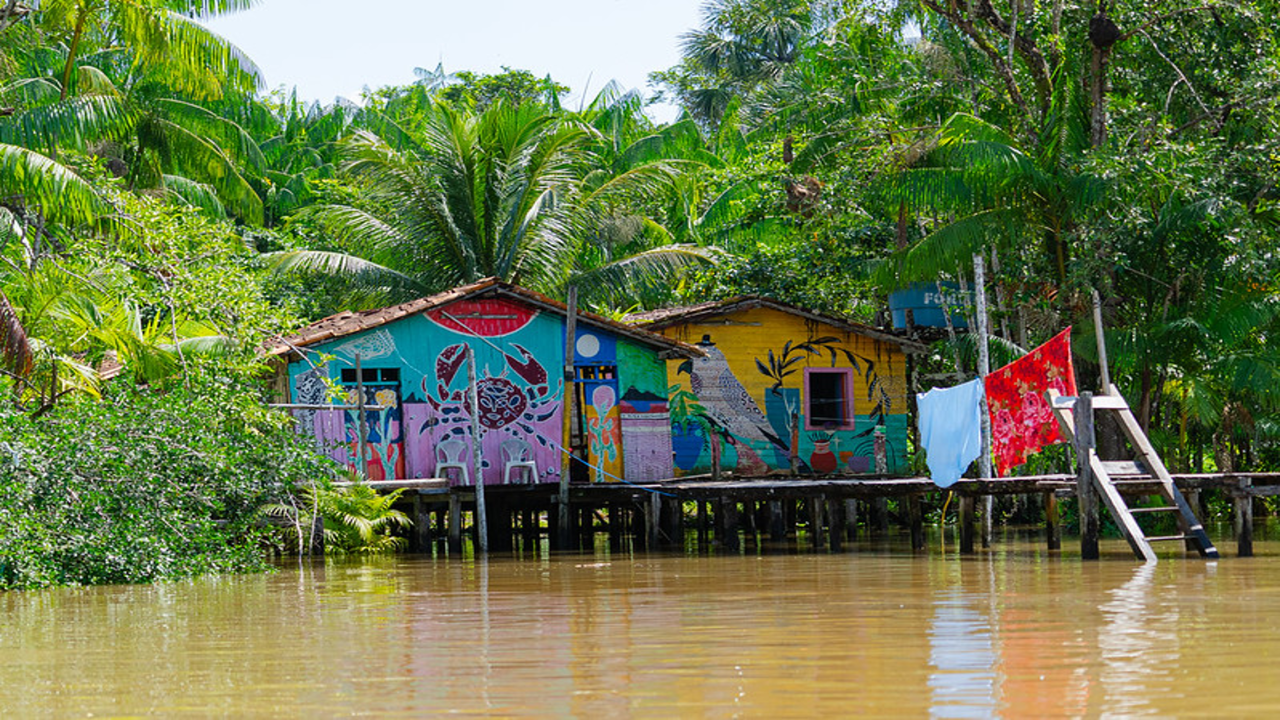 On Combu Island, visitors find traditional riverside communities rich in stories and traditions. Photo: Rafael Medelima / COP30