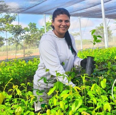 Francisca trabalha como viveirista. Foto: Caixa Econômica Federal