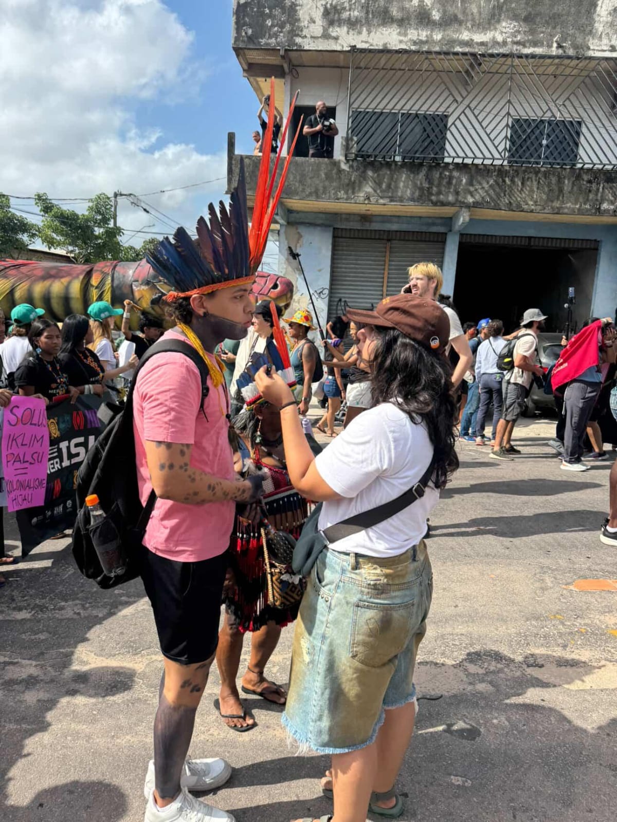Registro da entrevista com Kwarahy Tenetehara, conhecido como Marco Molina, da linhagem de pajelança do povo Tembé, durante a Marcha dos Povos Indígenas. Acervo pessoal.