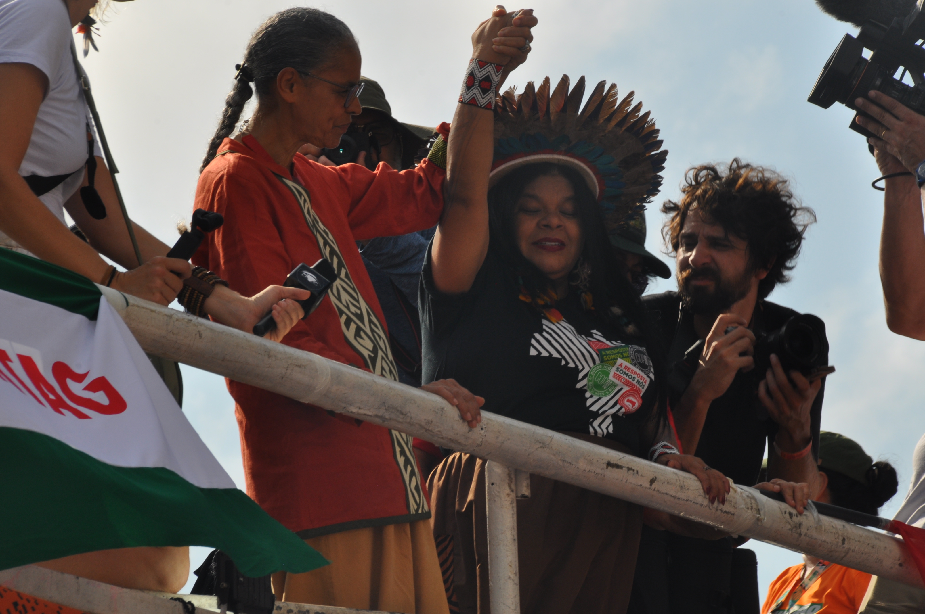 As ministras Marina Silva e Sônia Guajajara no ato global por justiça climática em Belém. Foto Allegra Zaia e Maria Eduarda Matias.