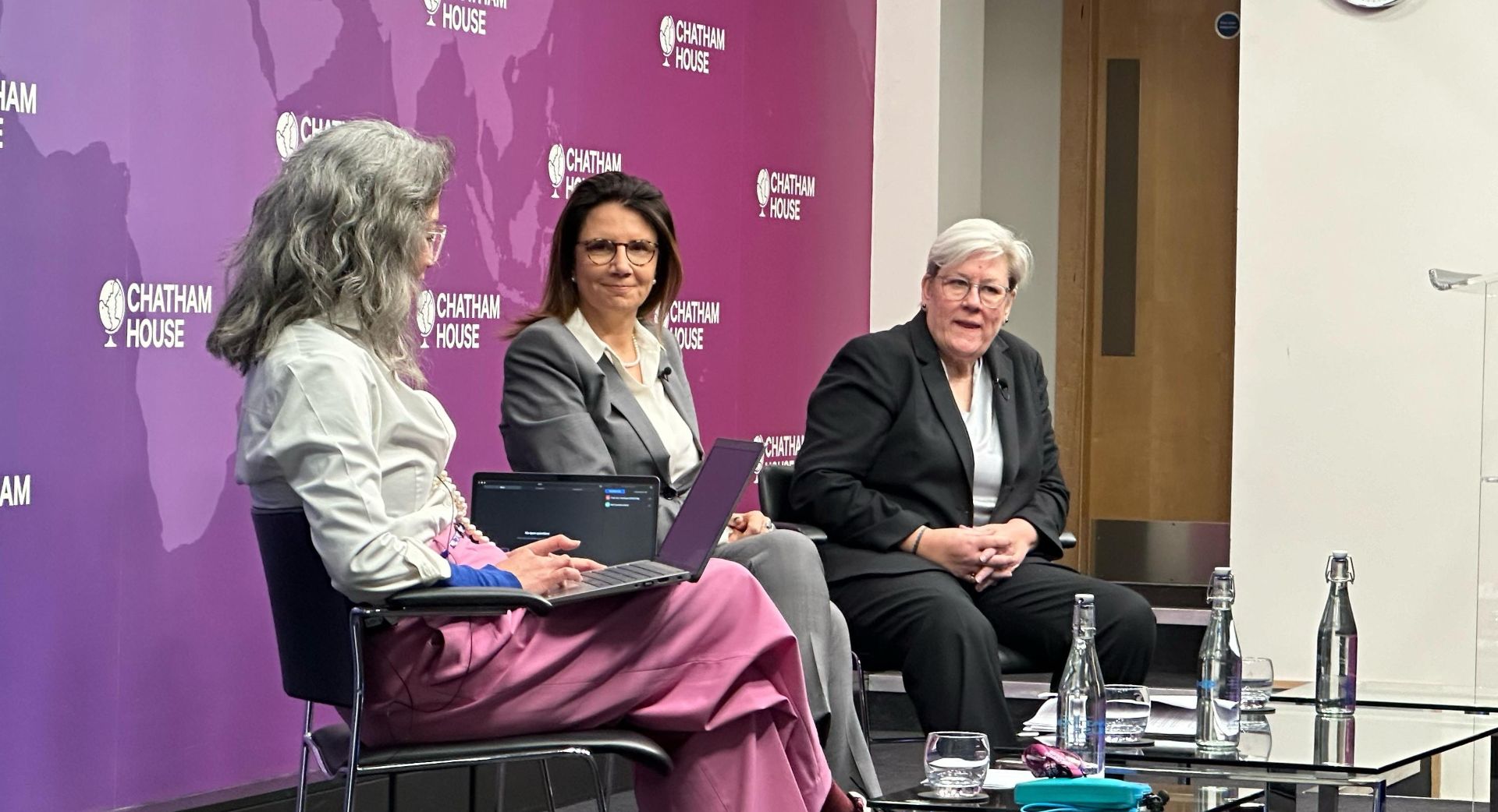 A CEO da COP30, Ana Toni (centro da foto) e a enviada especial para Clima do Reino Unido, Rachel Kyte (à esquerda de Ana), em debate organizado pelo Chatham House, em Londres. | Foto: Ana Rosa/Presidência da COP30