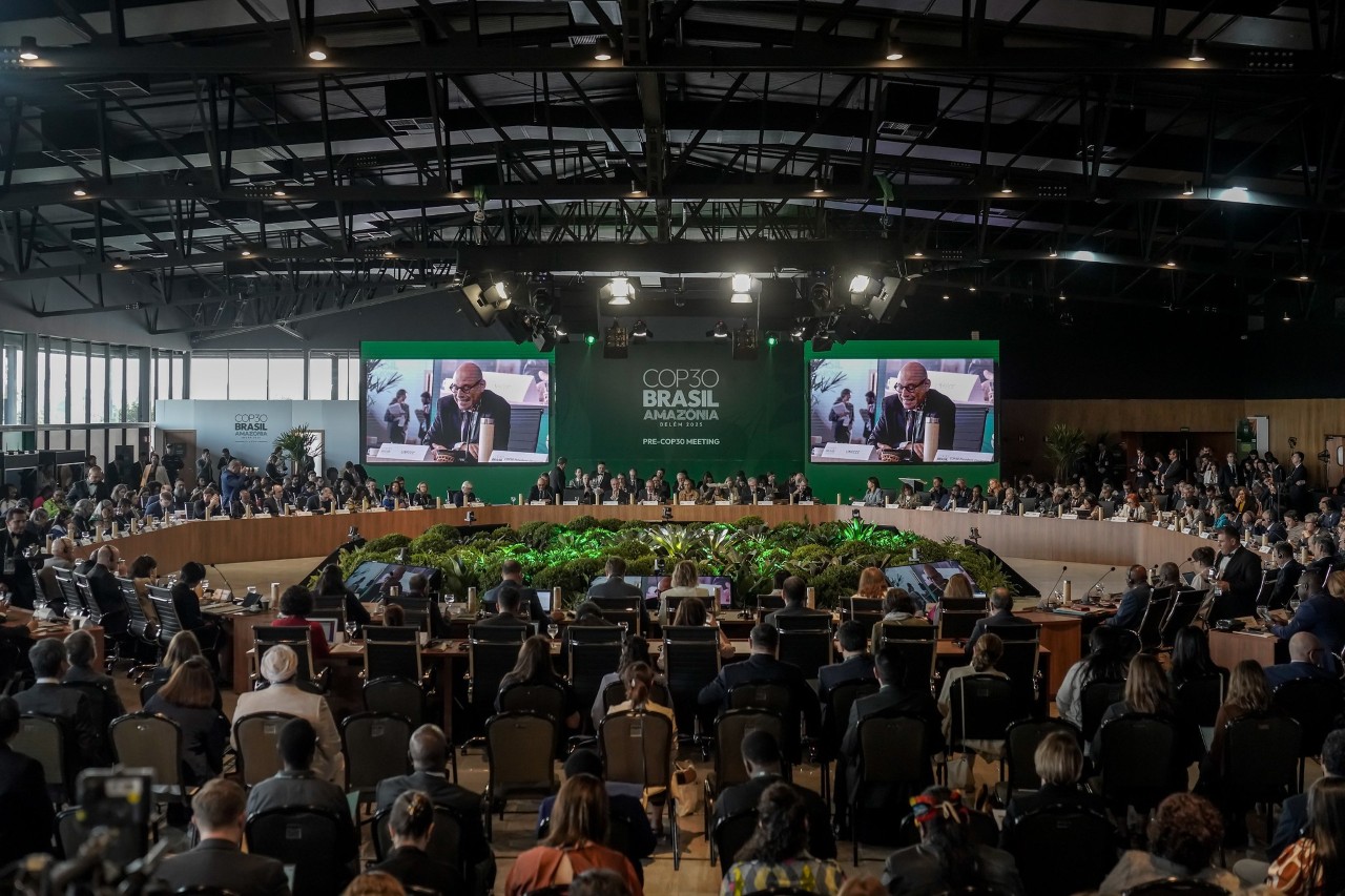 O secretário-executivo da UNFCCC reforçou, durante a Pre-COP, a importância de os países apresentarem novas NDCs alinhadas à meta de 1,5°C e de acelerar a implementação dos acordos climáticos com foco em resultados concretos. Foto: Rafa Neddermeyer/COP30