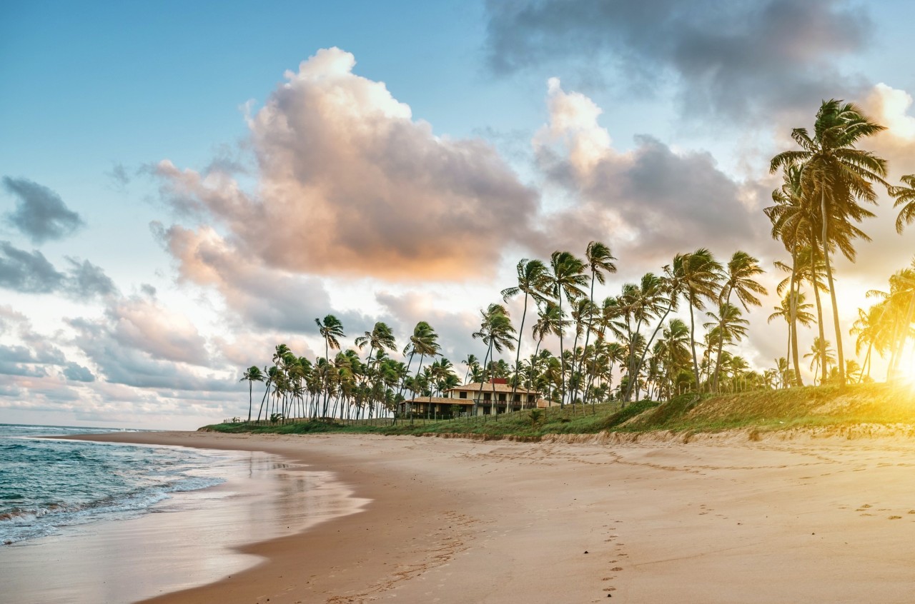 O aporte financeiro da Bloomberg Philanthropies vai apoiar o Brasil na ampliação das áreas marinhas e costeiras protegidas - Foto: Costa no estado da Bahia / Getty Images
