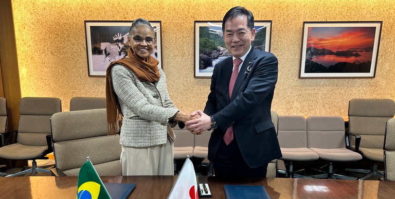 Ministra Marina Silva e o ministro do Meio Ambiente do Japão, Keiichiro Asao, assinaram um memorando foi assinado na sede do Ministério do Meio Ambiente do Japão em Tóquio | Foto: Anna Beatriz Anjos/MMA