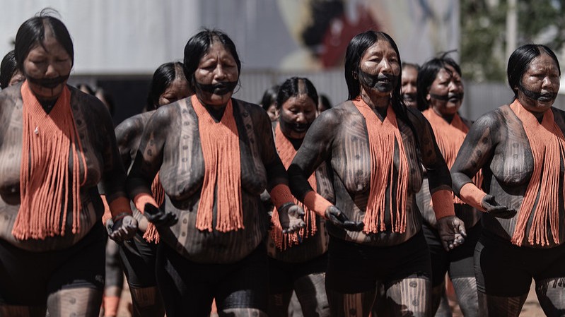 Sonia Guajajara: “os povos indígenas não são apenas defensores ambientais. São guardiões de culturas milenares, portadores de saberes, modos de vida” | Foto: Rafael Medelima/COP30 Brasil