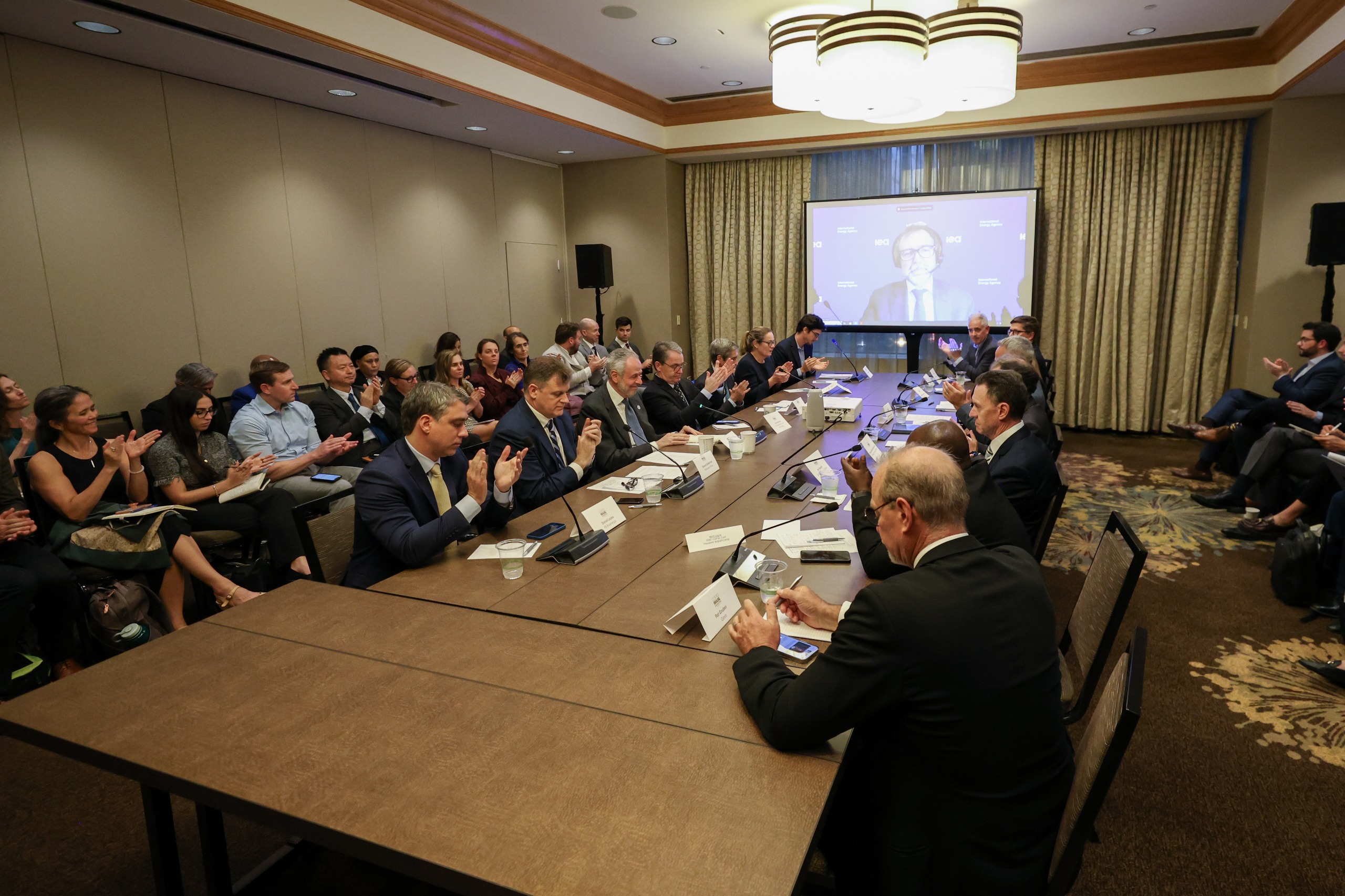 Líderes do setor de combustíveis sustentáveis entregaram carta a Corrêa do Lago. Foto: COP30 Presidency