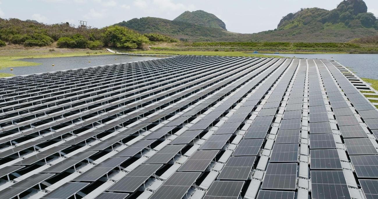 Usina Solar Fotovoltaica Flutuante foi instalada no espelho d’água do Açude do Xaréu. Foto: Divulgação Neoenergia