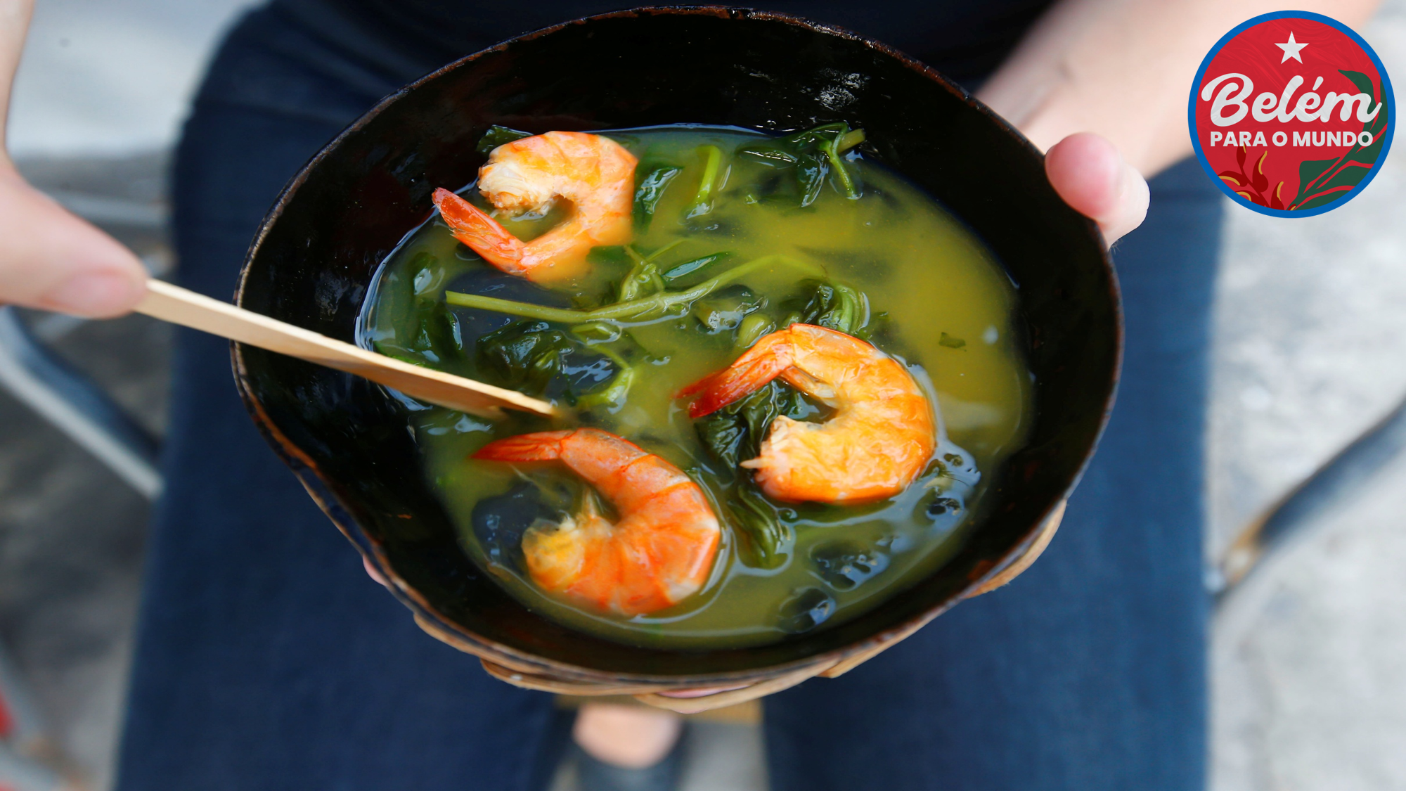 O tacacá é servido quente e leva tucupi, jambu, camarão seco e goma de tapioca. Foto: Getty Images / Ricardo Lima