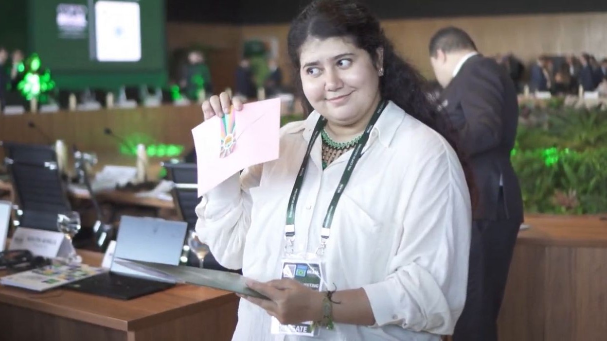 A delegada panamenha, Xiomara Acevedo, recebeu com entusiasmo uma das cartas enviadas por crianças e adolescentes brasileiros. Foto: Marina Pontes
