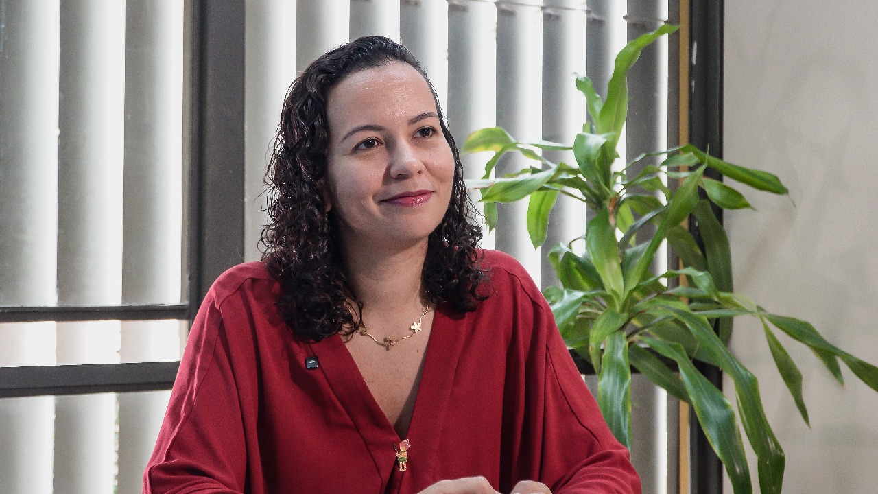 Nina Santos, secretária-adjunta da Secretaria de Políticas Digitais da Presidência da República, explica que educação midiática e checagem de informações são fundamentais para combater a desinformação climática - Foto: Rafael Neddermeyer/COP30