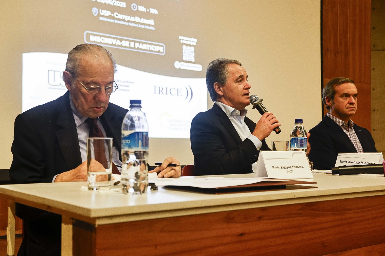 À mesa: Embaixador Rubens Barbosa e o Campeão de Alto Nível do Clima da COP30, Dan Ioschpe (com o micforone) - Fotos: Marcos Santos/USP