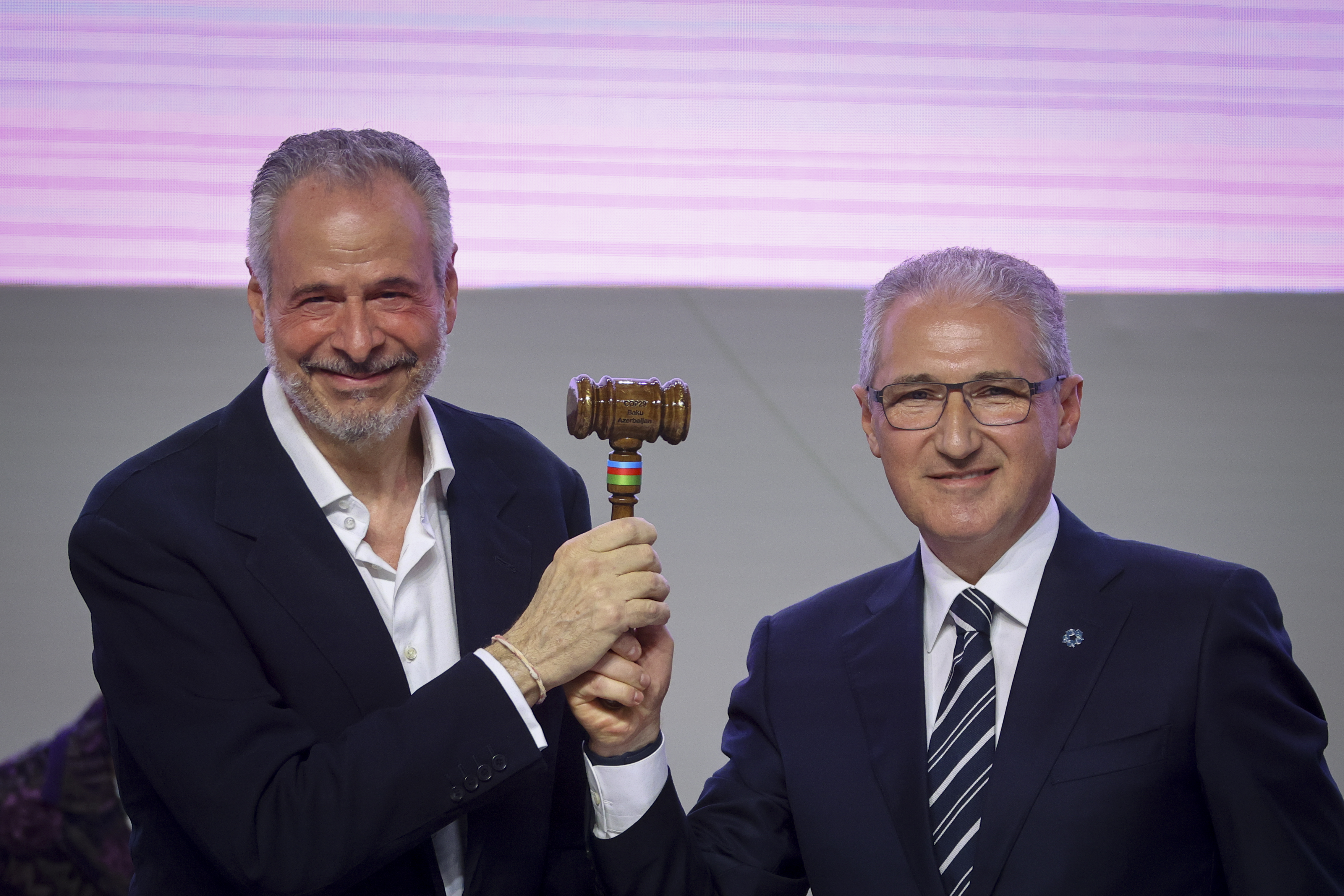 O Embaixador André Corrêa do Lago cumprimenta Mukhtar Babayev, presidente da COP 29 durante a cerimonia de abertura a 30ª Conferência das Partes (COP30). Foto de Ueslei Marcelino/COP30