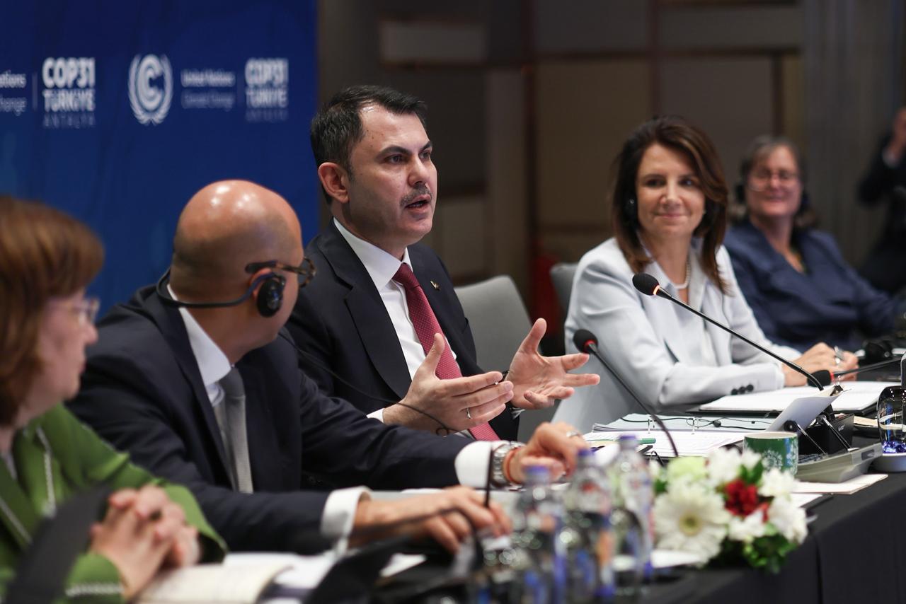 Na foto, o ministro do Meio Ambiente, Urbanização e Mudança do Clima da Turquia, Murat Kurum, aparece ao centro, entre a CEO da COP30, Ana Toni, e o secretário-executivo da Convenção-Quadro das Nações Unidas sobre Mudança do Clima (UNFCCC), Simon Stiell - Foto: Ana Rosa Alves/COP30 Brasil